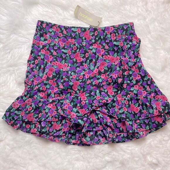 Boohoo 2-piece Floral High Waist Ruffle Shorts & Tie Crop Flutter Sleeve Top - Picture 3 of 16